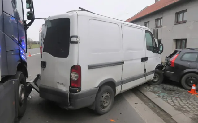 Dva zranění při nehodě na Hranicku. Dodávka zastavila kvůli dýmu z motoru, naboural do ní kamion