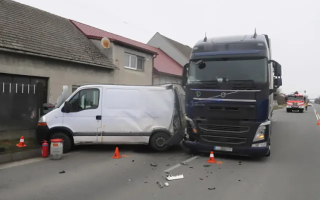 Dva zranění při nehodě na Hranicku. Dodávka zastavila kvůli dýmu z motoru, naboural do ní kamion
