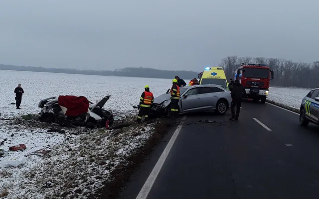 Tragický střet u Chomoutova. Při dopravní nehodě na Olomoucku zemřeli dva lidé