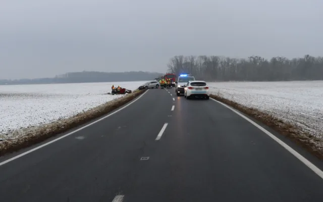 Tragický střet u Chomoutova. Při dopravní nehodě na Olomoucku zemřeli dva lidé