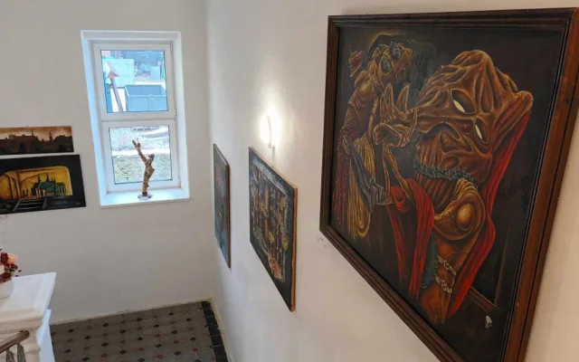 FOTO: Galerie na obecním úřadě. Výtvarník Tomáš Vincenec rozsvítil Ptení výstavou svých obrazů