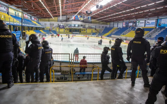 VIDEO, FOTO: Křik a bitky. V Přerově cvičili těžkooděnci zákroky proti sportovním fanouškům