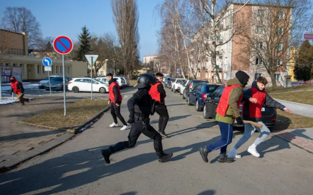VIDEO, FOTO: Křik a bitky. V Přerově cvičili těžkooděnci zákroky proti sportovním fanouškům