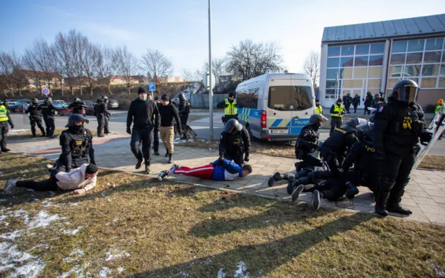 VIDEO, FOTO: Křik a bitky. V Přerově cvičili těžkooděnci zákroky proti sportovním fanouškům