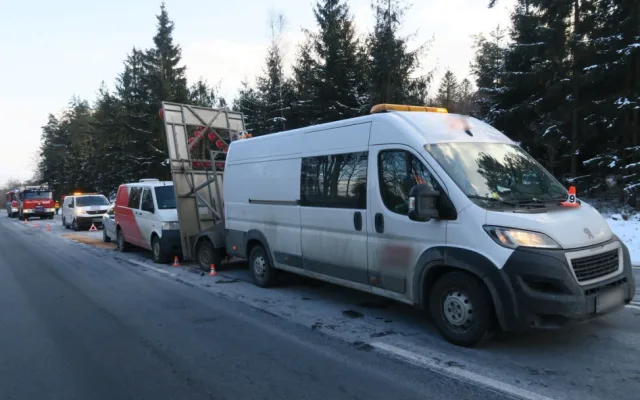 Na Mohelnickém kopci havaroval kamion, do vozíku zasahujících silničářů vzápětí narazilo další auto