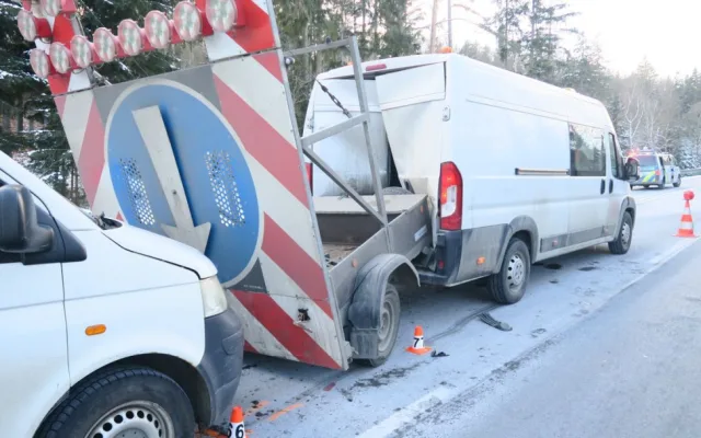 Na Mohelnickém kopci havaroval kamion, do vozíku zasahujících silničářů vzápětí narazilo další auto