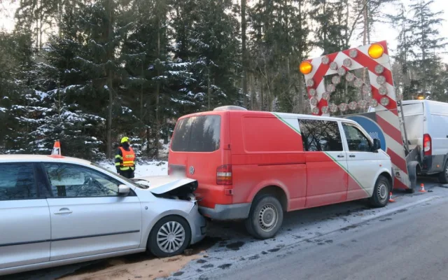 Na Mohelnickém kopci havaroval kamion, do vozíku zasahujících silničářů vzápětí narazilo další auto