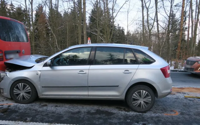 Na Mohelnickém kopci havaroval kamion, do vozíku zasahujících silničářů vzápětí narazilo další auto