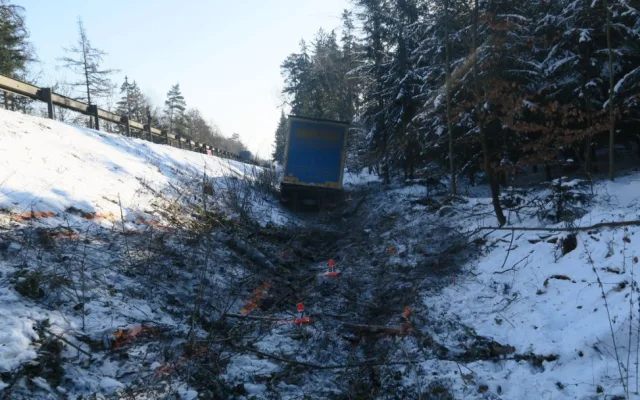 Na Mohelnickém kopci havaroval kamion, do vozíku zasahujících silničářů vzápětí narazilo další auto