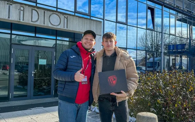 Fotbalový YouTuber zamířil z Anglie přes Polsko do Olomouce. Sigmě možná nosím štěstí, usmívá se Liam