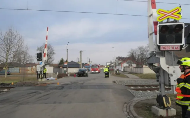 Senior vjel v Bedihošti pod vlak, oslnilo ho slunce. Strojvedoucí si srážky ani nevšiml a zastavil až na nádraží