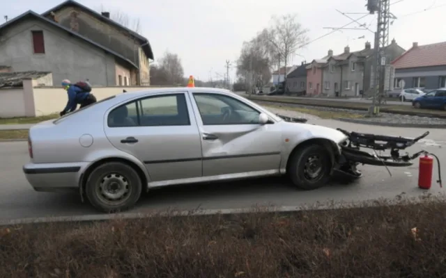 Senior vjel v Bedihošti pod vlak, oslnilo ho slunce. Strojvedoucí si srážky ani nevšiml a zastavil až na nádraží