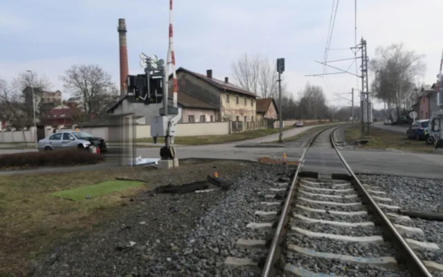 Senior vjel v Bedihošti pod vlak, oslnilo ho slunce. Strojvedoucí si srážky ani nevšiml a zastavil až na nádraží