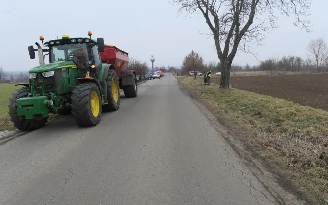 Senior u Nezamyslic nezvládl zatáčku a srazil s traktorem. Se zničeným vozem a zraněním skončil v příkopu