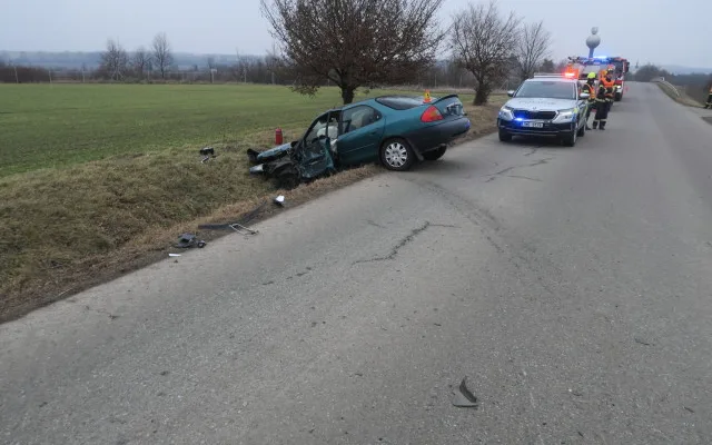 Senior u Nezamyslic nezvládl zatáčku a srazil s traktorem. Se zničeným vozem a zraněním skončil v příkopu
