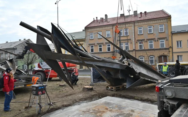 FOTOGALERIE: Čáp pro čápa. Stavba unikátní kovové skulptury v Hranicích sochaře Jana Dostála právě začala