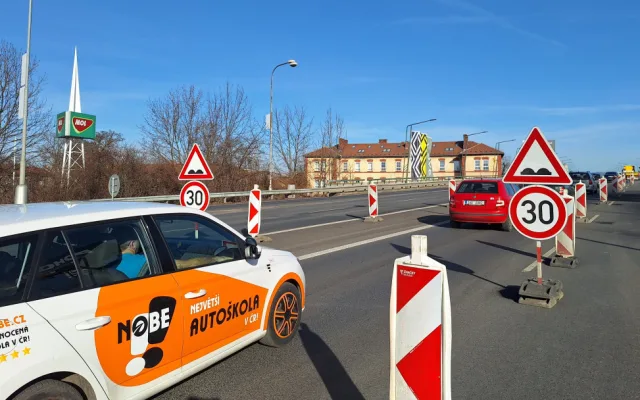 Velkomoravská už bez většího omezení. Poškozený most u Baumaxu zakryly provizorní plechy