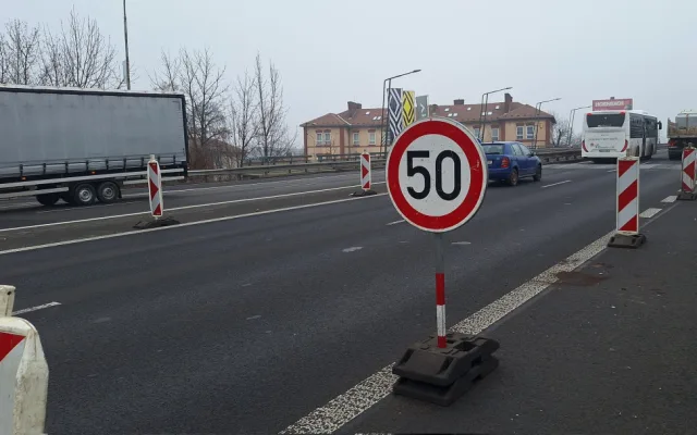 Velkomoravská už bez většího omezení. Poškozený most u Baumaxu zakryly provizorní plechy