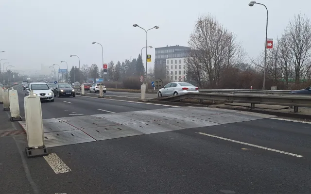 Velkomoravská už bez většího omezení. Poškozený most u Baumaxu zakryly provizorní plechy