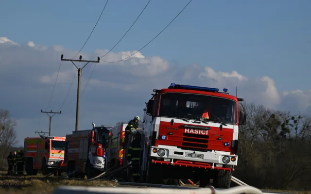 Hasiči u Hustopečí pokračují v přečerpávání benzenu. Odklízení trosek by mohlo začít dnes