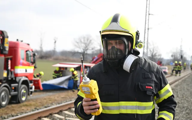 Hasiči u Hustopečí pokračují v přečerpávání benzenu. Odklízení trosek by mohlo začít dnes
