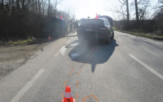 U Přerova auto skončilo na boku. Řidič na rovné silnici nezvládl odbočení, přehlédl předjíždějící vůz