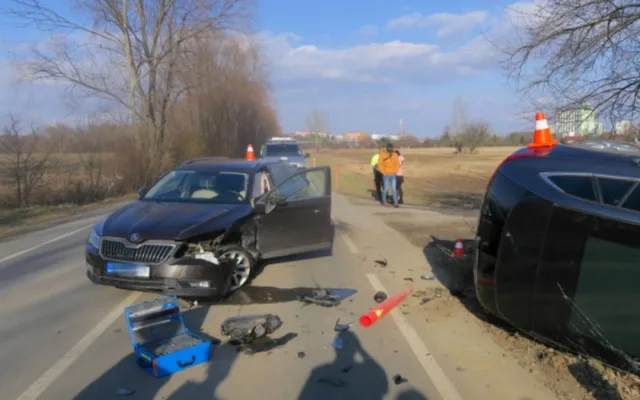 U Přerova auto skončilo na boku. Řidič na rovné silnici nezvládl odbočení, přehlédl předjíždějící vůz