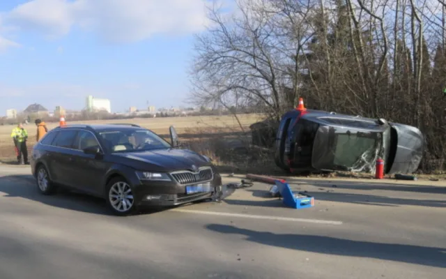 U Přerova auto skončilo na boku. Řidič na rovné silnici nezvládl odbočení, přehlédl předjíždějící vůz