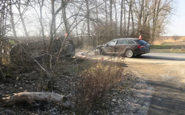 U Přerova auto skončilo na boku. Řidič na rovné silnici nezvládl odbočení, přehlédl předjíždějící vůz