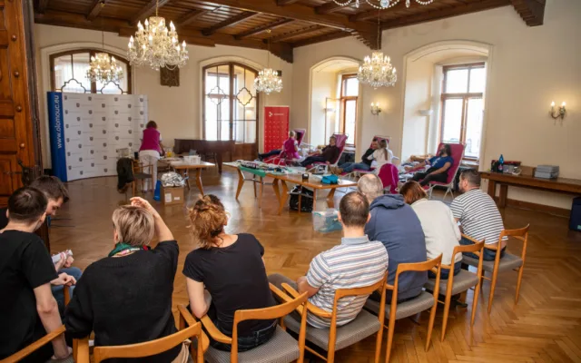 FOTOGALERIE: Dárci krve pomáhali na olomoucké radnici. Na první odběr přišel i olympionik Jurka