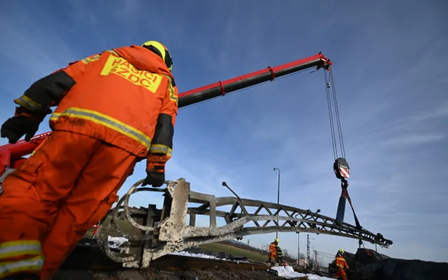 VIDEO: COBRA umí řezat v nebezpečném prostředí. Po požáru na Přerovsku hasičům zbývají dvě cisterny
