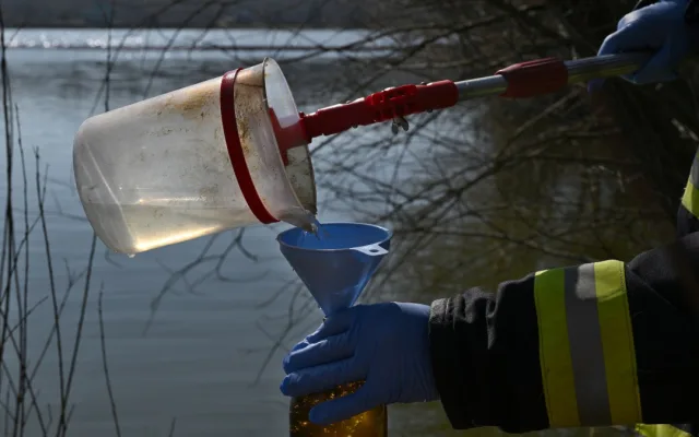 Toxický benzen, který unikl z havarovaného vlaku na Přerovsku, zasáhl podzemní vody