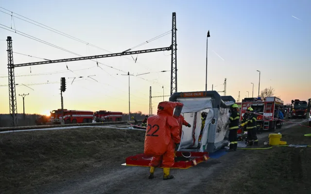 Benzenu v podzemní vodě po havárii cisteren mírně ubylo. Rypadlo u Hustopečí hloubí další sondy