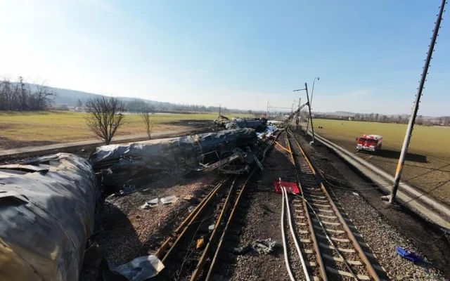 Vlak s benzenem na Hranicku před vykolejením překročil povolenou rychlost o 55 kilometrů v hodině