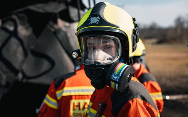 Hasiči v Hustopečích dnes čistili ohořelé cisterny. Chystají jejich odklizení