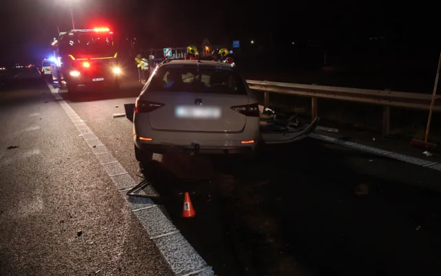 Řidička se dvěma promile a kojencem v autě havarovala na dálnici u Litovle. Vůz se převrátil na střechu