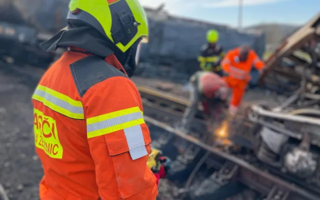 Den jedenáctý. Na místě havárie vlaku na Přerovsku hasiči dál bojují s výbušnými koncentracemi benzenu