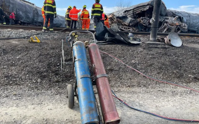 Den jedenáctý. Na místě havárie vlaku na Přerovsku hasiči dál bojují s výbušnými koncentracemi benzenu