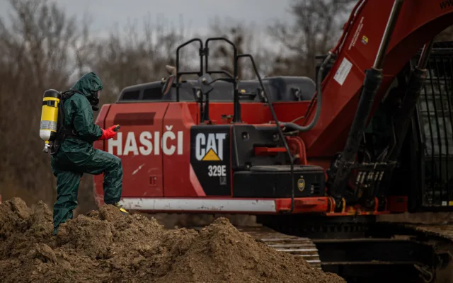 Vlak se 17 cisternami není výjimečný, dopravce měl platné osvědčení. Hasiči na Přerovsku zahájili likvidaci cisteren