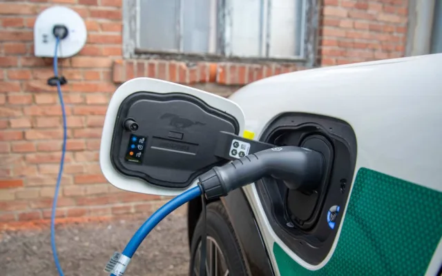 Čtyři elektromobily Fakultní nemocnici. Výkonný Ford Mustang Mach-E má speciální úpravu pro urgentní převozy