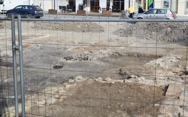 Kamenné studny, starobylá retenční nádrž, řada artefaktů. Průzkum odkrývá základy ghetta v Prostějově