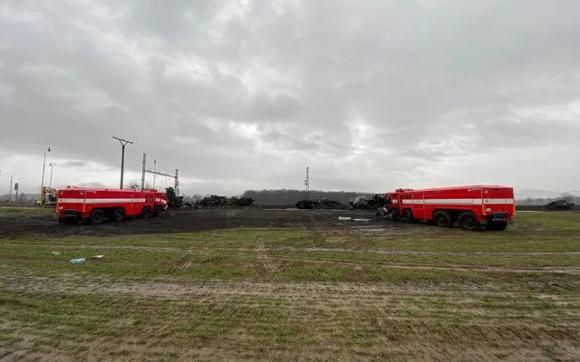 VIDEO: Likvidace cisternových vraků po požáru benzenu finišuje. Práce v Hustopečích ztížil déšť