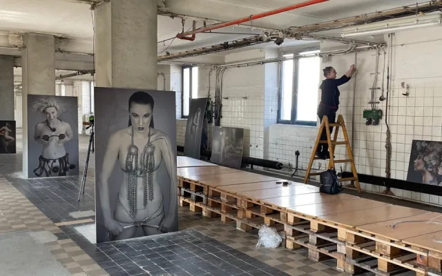 Krása žen vynikla v netradiční galerii. Speciální výstavu fotografií hostí bývalá továrna v Přerově