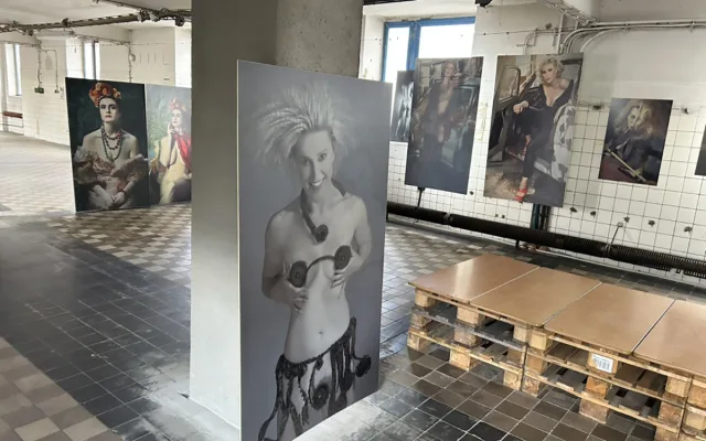 Krása žen vynikla v netradiční galerii. Speciální výstavu fotografií hostí bývalá továrna v Přerově