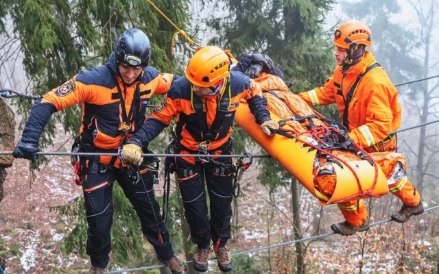 FOTOGALERIE: Čtyřicet metrů pod zemí, pouze tma a netopýři. Hasiči trénovali záchranu zraněného speleologa
