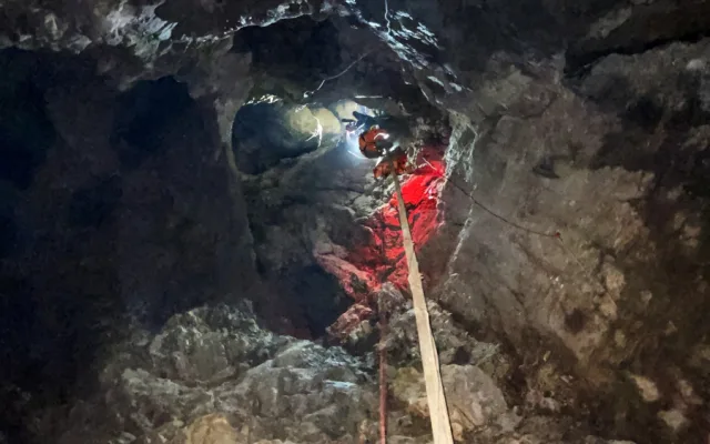 FOTOGALERIE: Čtyřicet metrů pod zemí, pouze tma a netopýři. Hasiči trénovali záchranu zraněného speleologa
