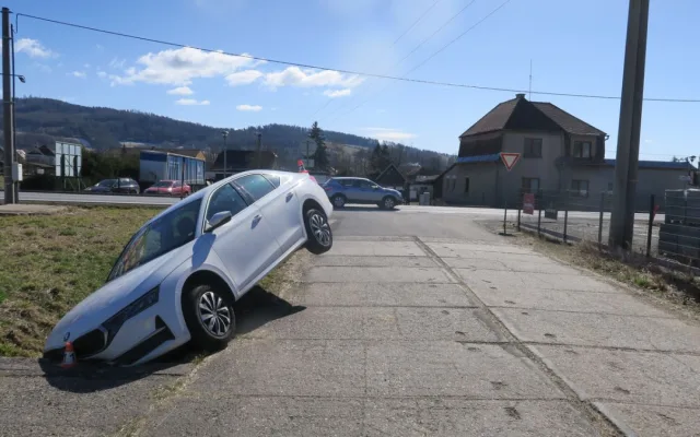 Řidič v Rapotíně nezvládl manipulaci s automatickou převodovkou, vůz zůstala viset nad příkopem