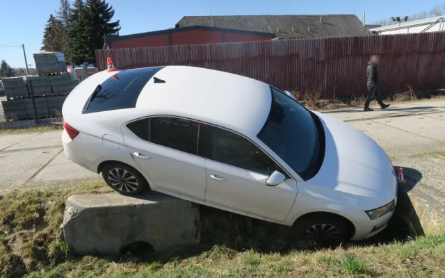 Řidič v Rapotíně nezvládl manipulaci s automatickou převodovkou, vůz zůstala viset nad příkopem