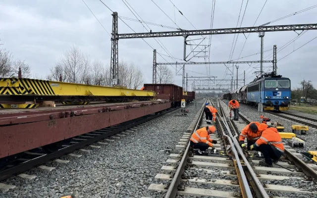 DT-Výhybkárna vyměnila v Dluhonicích nejdelší výhybku v Česku. Poškození komplikovalo provoz na koridoru