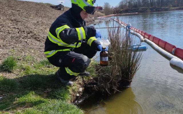 Tento týden začne těžba zamořené zeminy po havárii vlaku s benzenem na Přerovsku. Škody šplhají do stamilionů